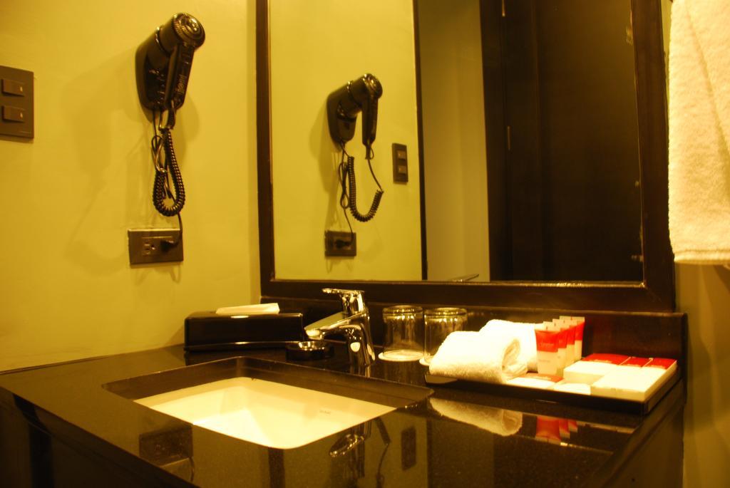 Amelie Hotel Манила Экстерьер фото