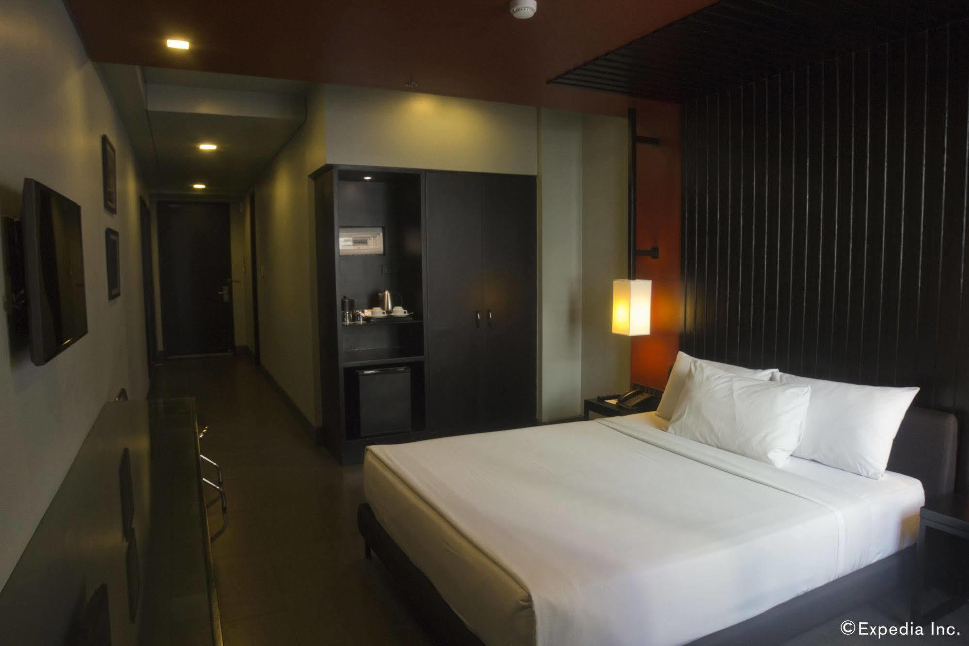 Amelie Hotel Манила Экстерьер фото