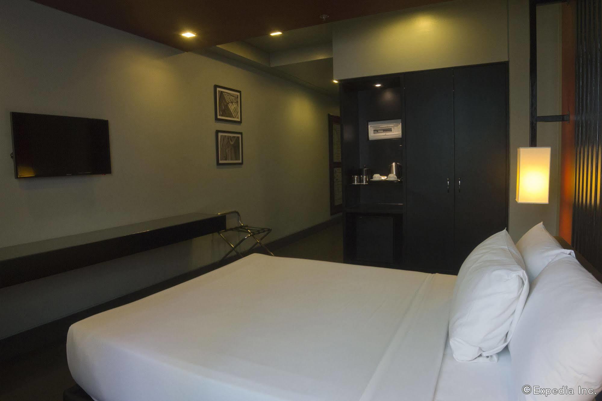 Amelie Hotel Манила Экстерьер фото